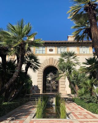  Walkabout in our new neighbourhood... enjoying the amazing architecture... and blue skies finally!! . . . . . . #nofilter #nofilterneeded #losangeles #westhollywood #villadeste #spanish #fountain #architecture #interiorarchitecture #blueskies #sun #finally 